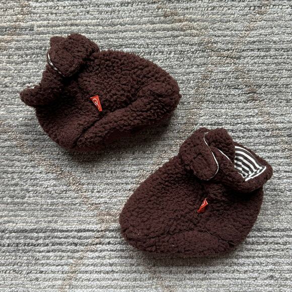 Magnificent Baby Fleece Booties Magnetic Closure Brown Fleece Fuzzy 12-18 mos - Picture 1 of 9